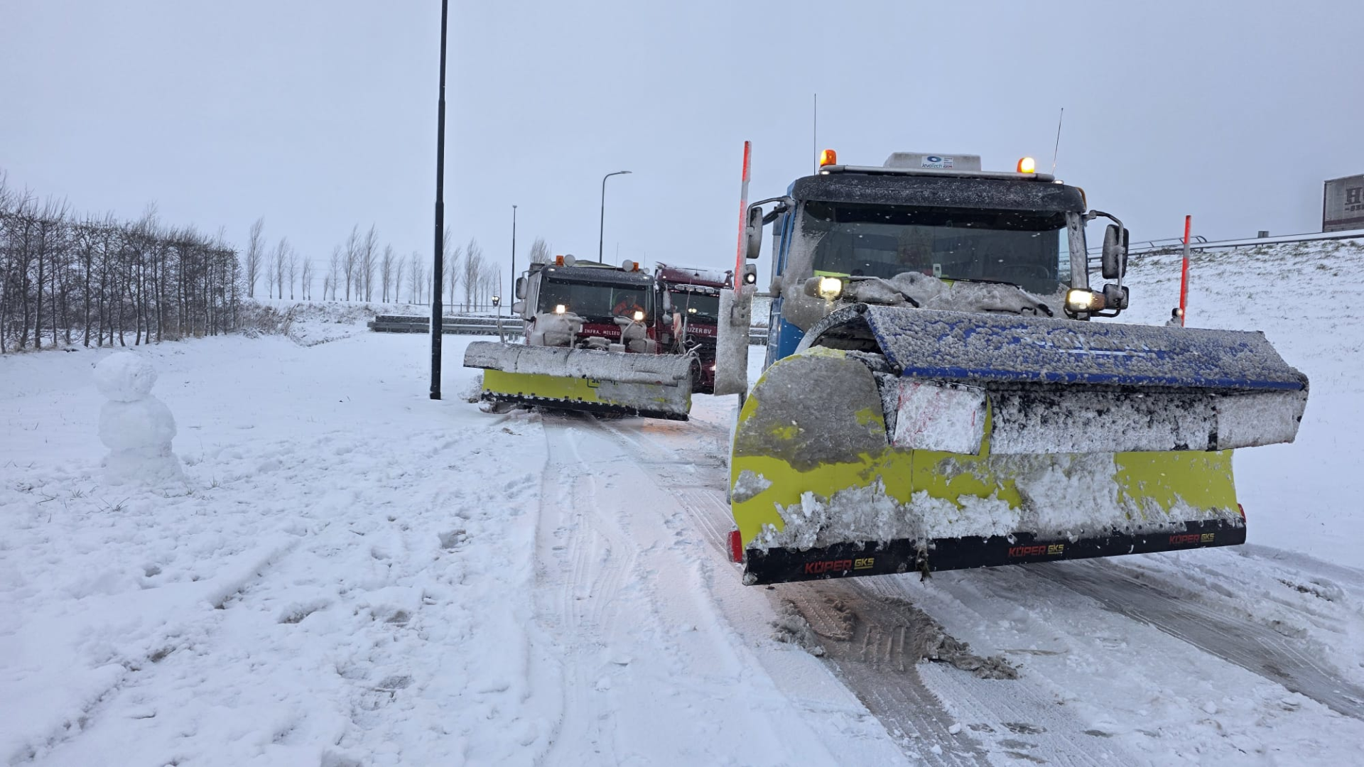 Drie wagens in de sneeuw
