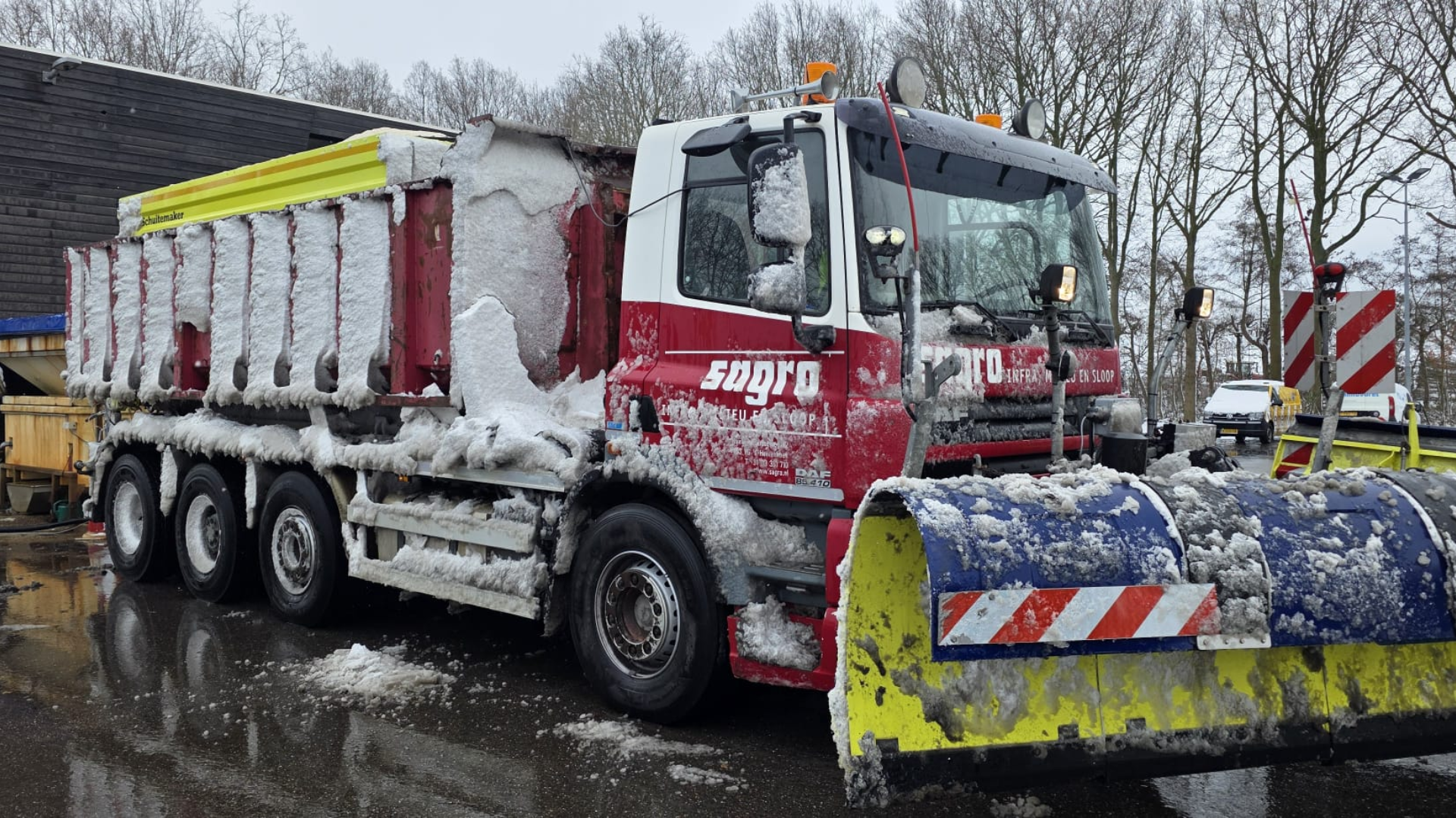 Sagro wagen onder de sneeuw